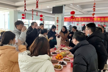 大年夜，新倉鎮(zhèn)黨委書記與留平職工共迎新春佳節(jié)